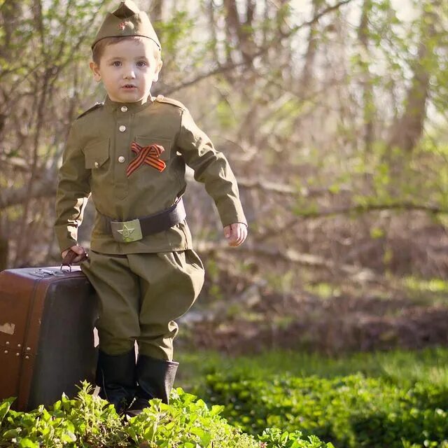 Маленький военный. Малыш в военной форме. Детская фотосессия в военной форме. Младенец в военной форме. Мальчик в военной форме 23 февраля.