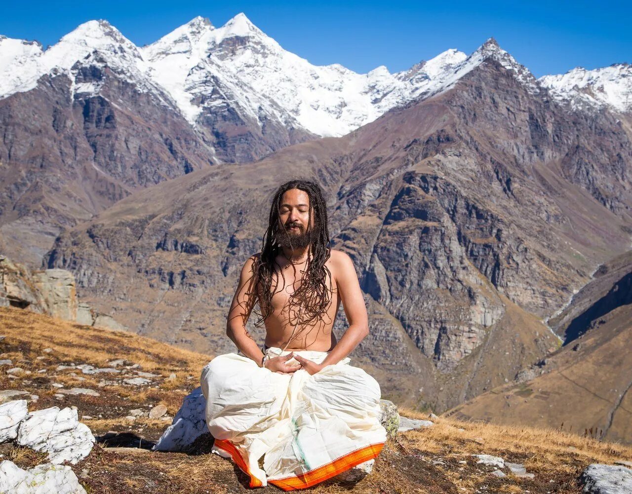 Йог в гималаях. Ретрит в Гималаях. Индийские йоги в Гималаях. Йога тур Гималаи. Гималайские девушки.