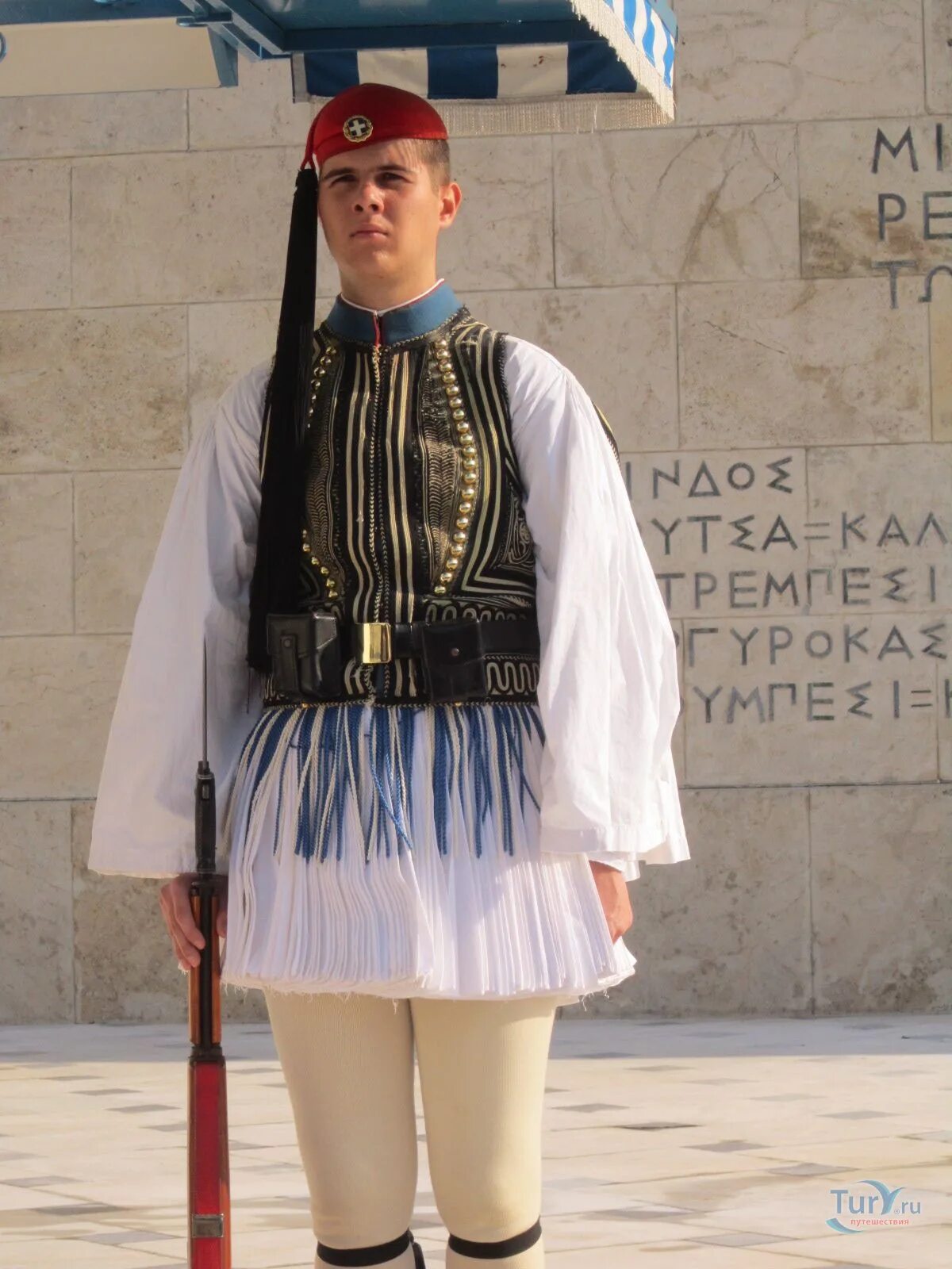 почетный караул греции. юбка фустанелла. юбка фустанелла. греческая президентская гвардия (эвзоны). юбка фустанелла.