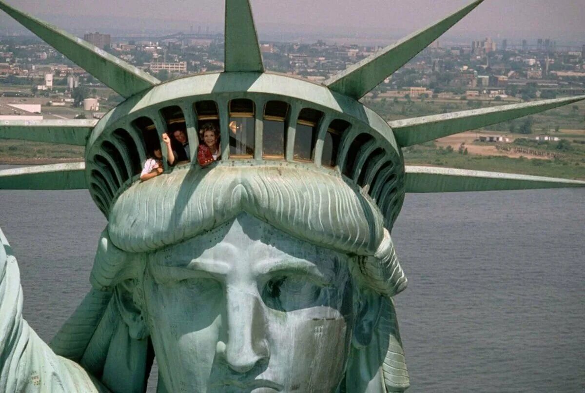 Статуя свободы метр. Статуя свободы США. Статуя свободы Нью-Йорк корона. Смотровая площадка статуи свободы США. Статуя свободы 2000.