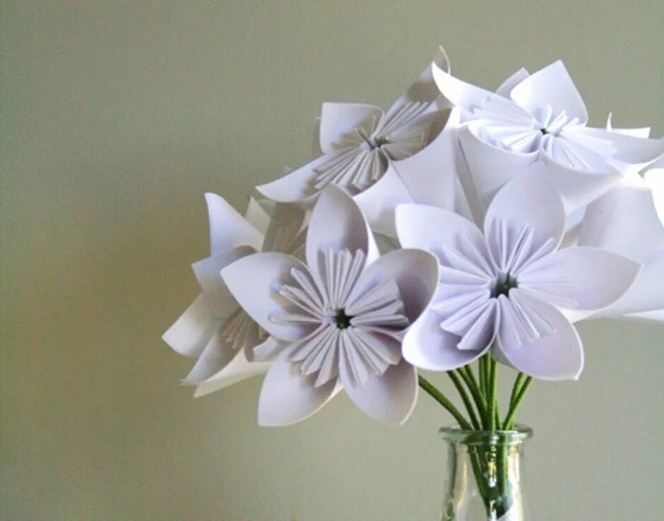 Сделать своими руками из белой бумаги. Белый цветок из бумаги. Белые цветочки из бумаги. Белый цветок оригами. Поделка белый цветок.
