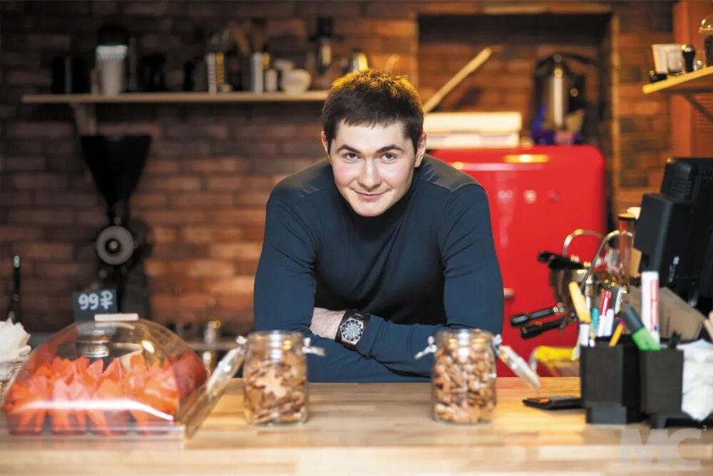 виктор скуратов skuratov coffee. хозяин кафе. официант с бородой. предприниматель в кофейне. управляющий рестораном.