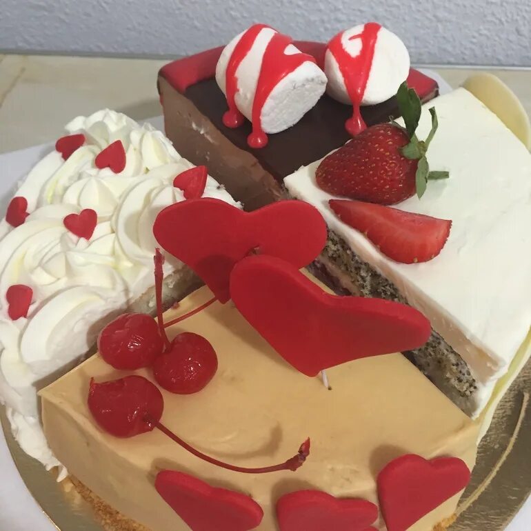Торт с поцелуем. Торт на день влюбленных. Торт на 14 февраля. Украшение торта на день влюбленных. Украшение торта на 14 февраля.