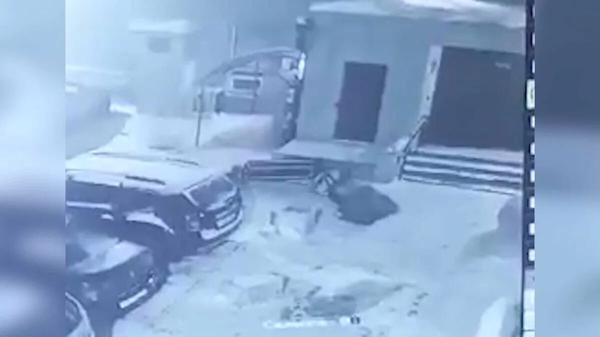 Екатеринбург девушка спрыгнул с крыши. Спрыгни с пятого этажа. Девочка спрыгнула с крыши. Девочка упала с высоты. Девочка спрыгнула с 10 этажа.