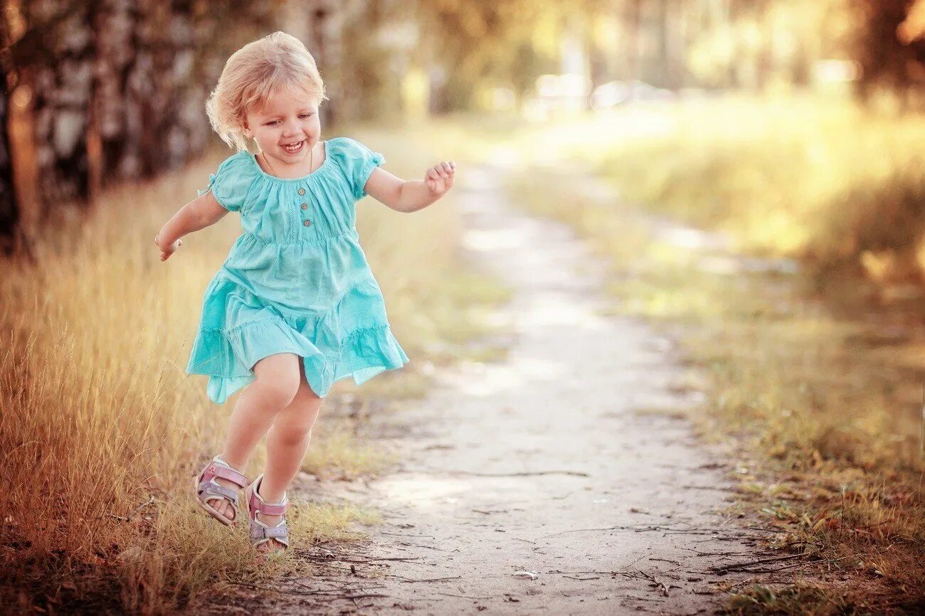 Дорогие радости. Дети бегут. Девочка бежит. Дети радуются. Счастливый ребенок.