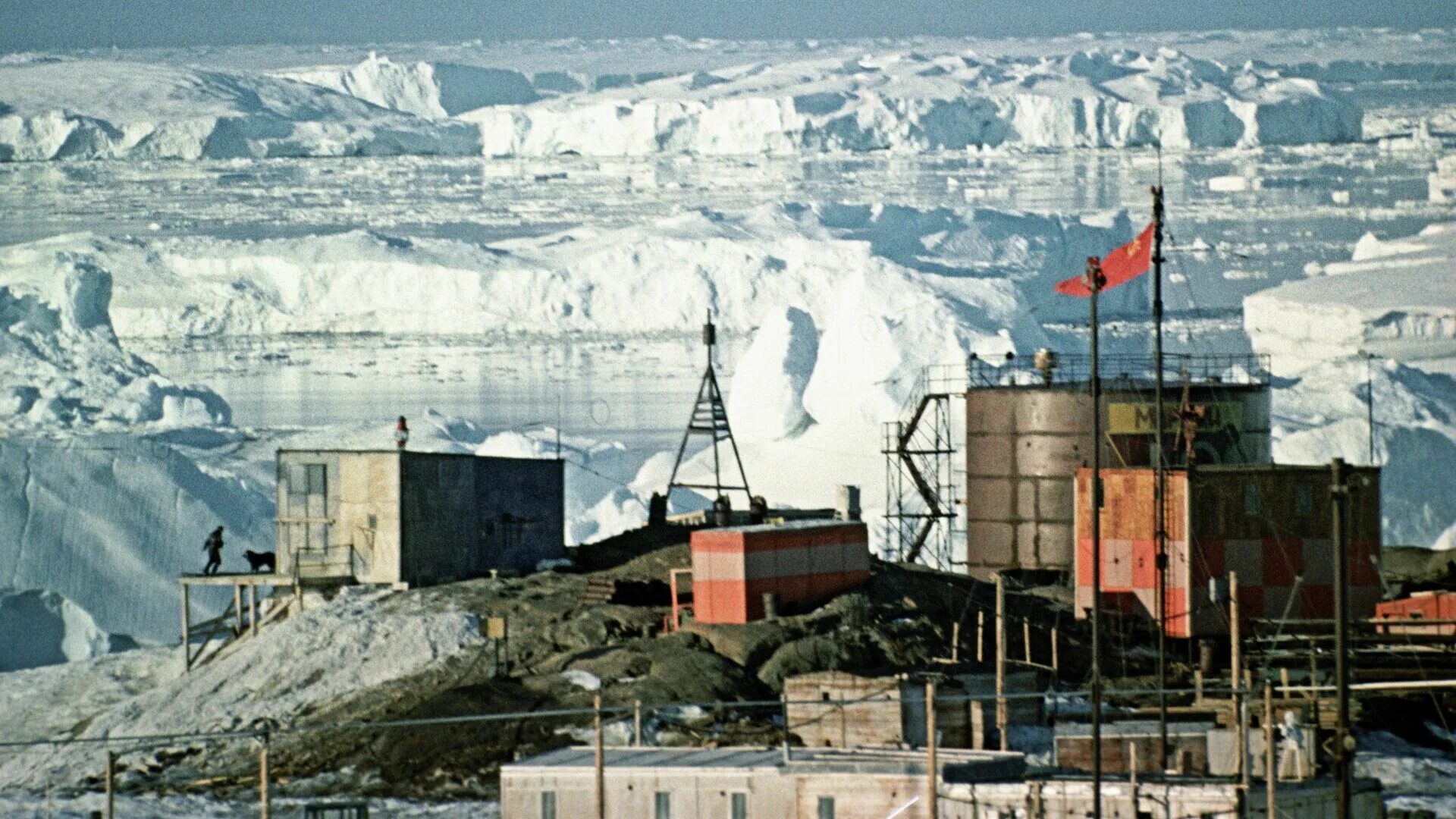 Как называется первая советско российская научная станция. Советская антарктическая станция Мирный. Антарктическая станция Мирный 1956. Ервая Советская антарктическая станция «Мирный». Станция Мирный в Антарктиде.