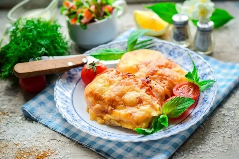 Запеченное куриное филе с помидорами и сыром. Сочная курочка под сырной «шубкой». филе куриное запеченное с помидорами. куриная грудка под сыром в духовке. куриное филе запеченное с помидорами и сыром.