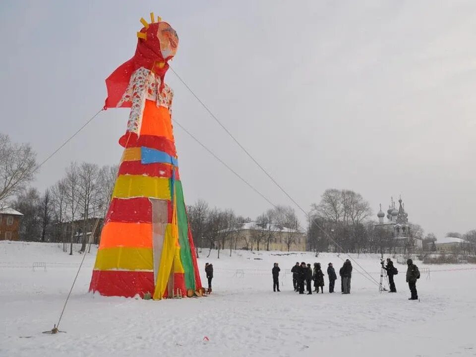 Где самая большая масленица. Чучело Масленицы в Вологде. Чучело на Масленицу. Самая большая чучело на Масленицу. Самое большое чучело Масленицы.