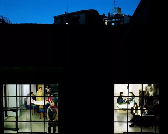 заглядывает в окно. блики на окне. через телескоп в окна. подглядывание в окна ночью. подсматривает в бинокль.