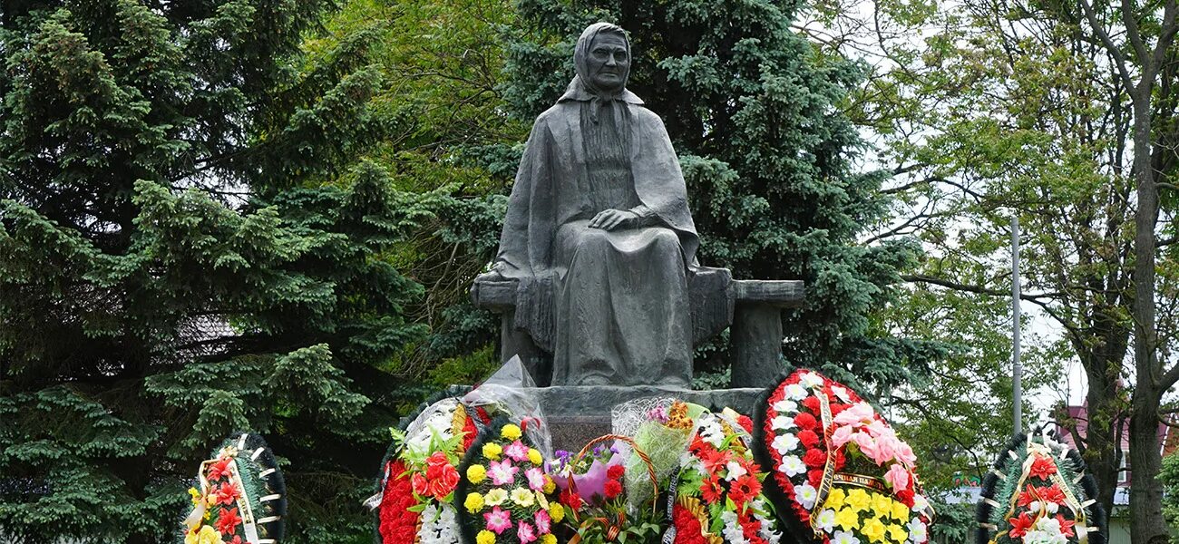 Памятники тимашевск. Памятник Епистинии степановой в Тимашевске. Епистиния фёдоровна Степанова памятник матери. Памятник степановой Епистинии фёдоровне в Тимашевске. Памятник Елестиния СТЕПАНТВНА.