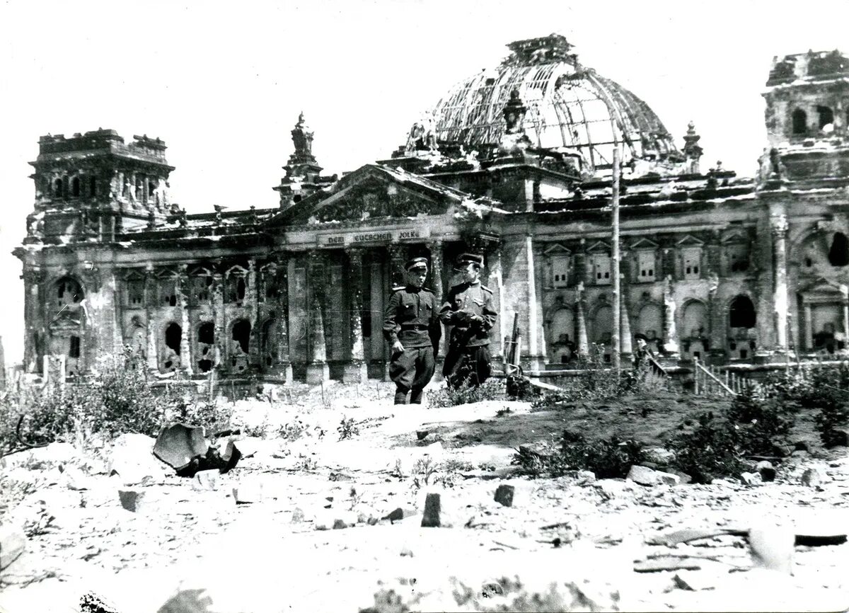 Разрушенный берлин. Здание Рейхстага в Берлине в 1945. Штурм Берлина 1945 Рейхстаг. Разрушенный Рейхстаг Берлин 1945 год. Здание Рейхстага в 1945 году.