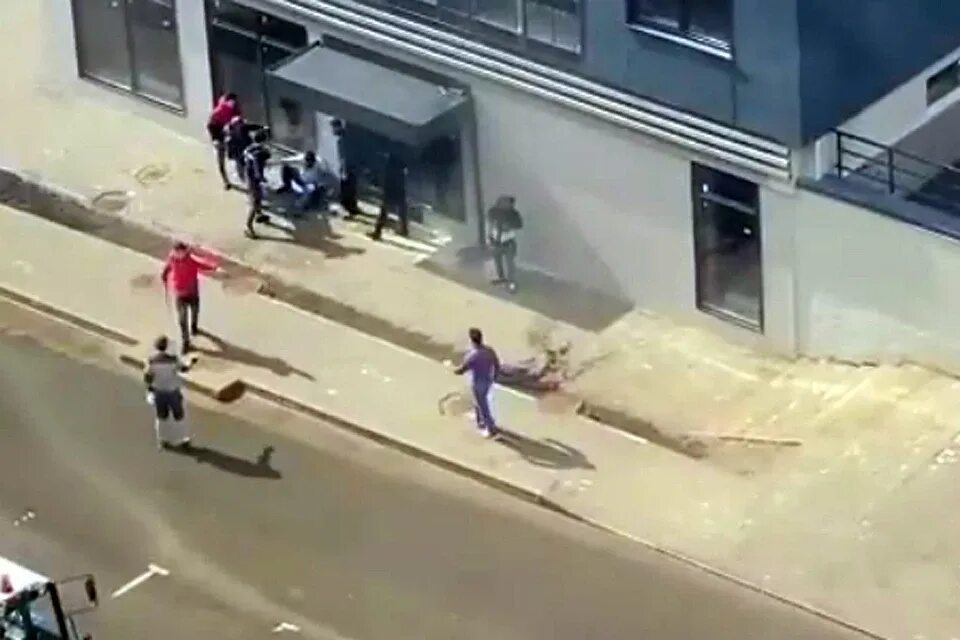 Драка в белокаменке произошла массовая на стройке. Массовая драка мигрантов. Массовая драка на стройке. Массовая драка на стройке. Драка в коммунарке москва.