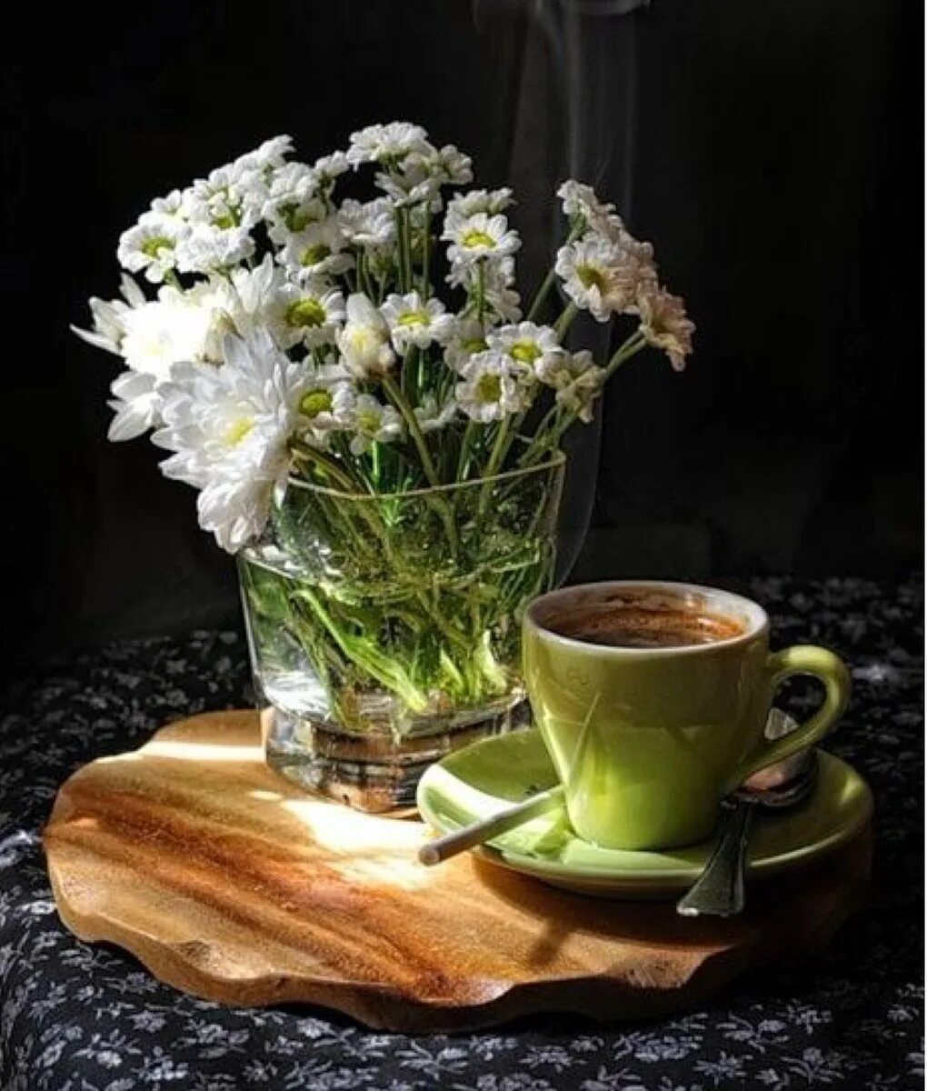 Натюрморт чай с цветами. Весенний натюрморт. Весенний натюрморт с кофе. Вечер чай цветы. Уютного весеннего вечера картинки с надписями