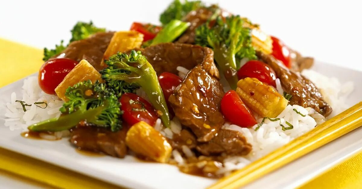 Рецепт говядины с овощами с фото. Мясо по тайски. Мясо по-тайски с овощами. Говядина с овощами по-китайски. Говядина по тайски.
