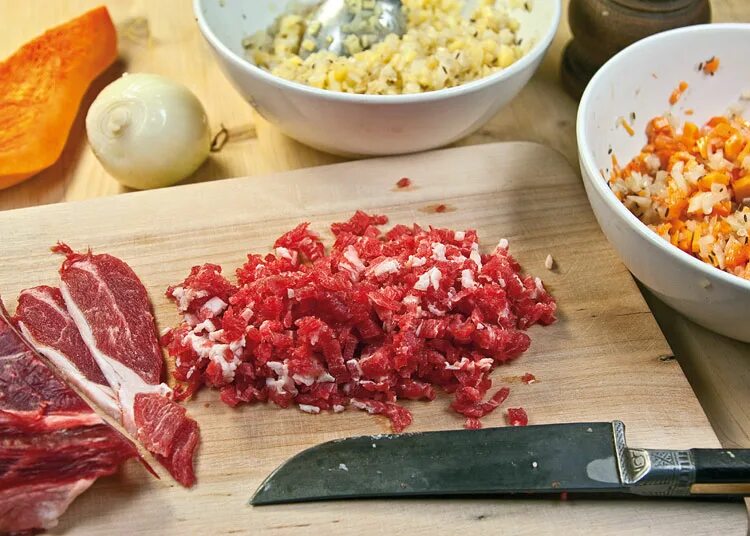 Фарш для мантов рецепт сочный. Мясо для мантов. рубленое мясо для мантов. баранина нарезанная. манты с рубленым мясом.