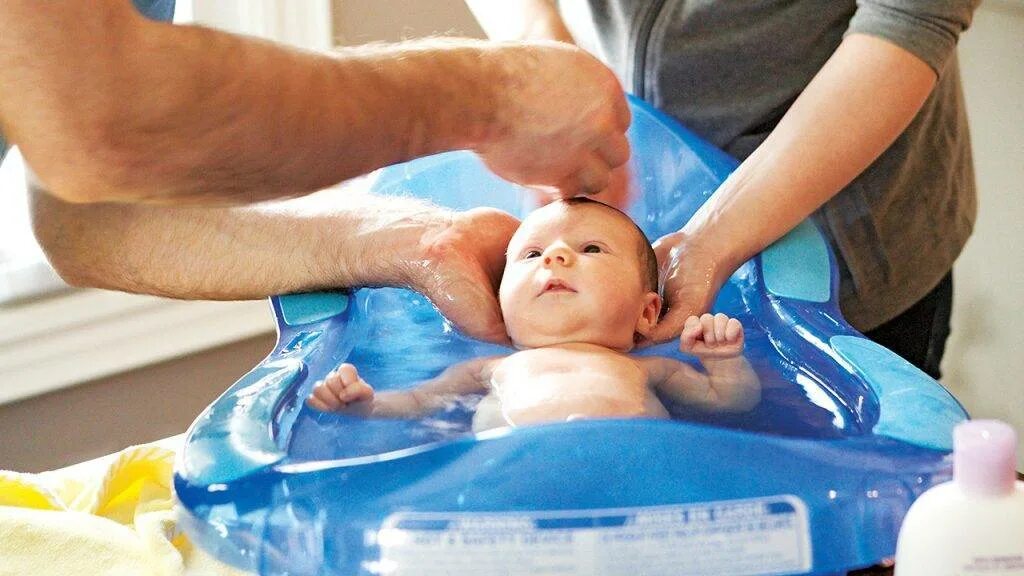 Температура после роддома. Купание малыша. Адаптационное купание новорожденного. Вода для купания новорожденного. Гигиеническая ванна ребенка.