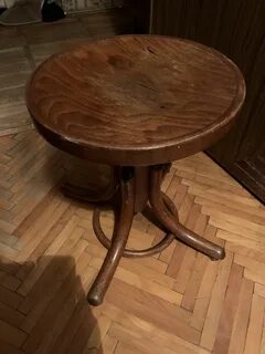 Круглые деревянные стулья