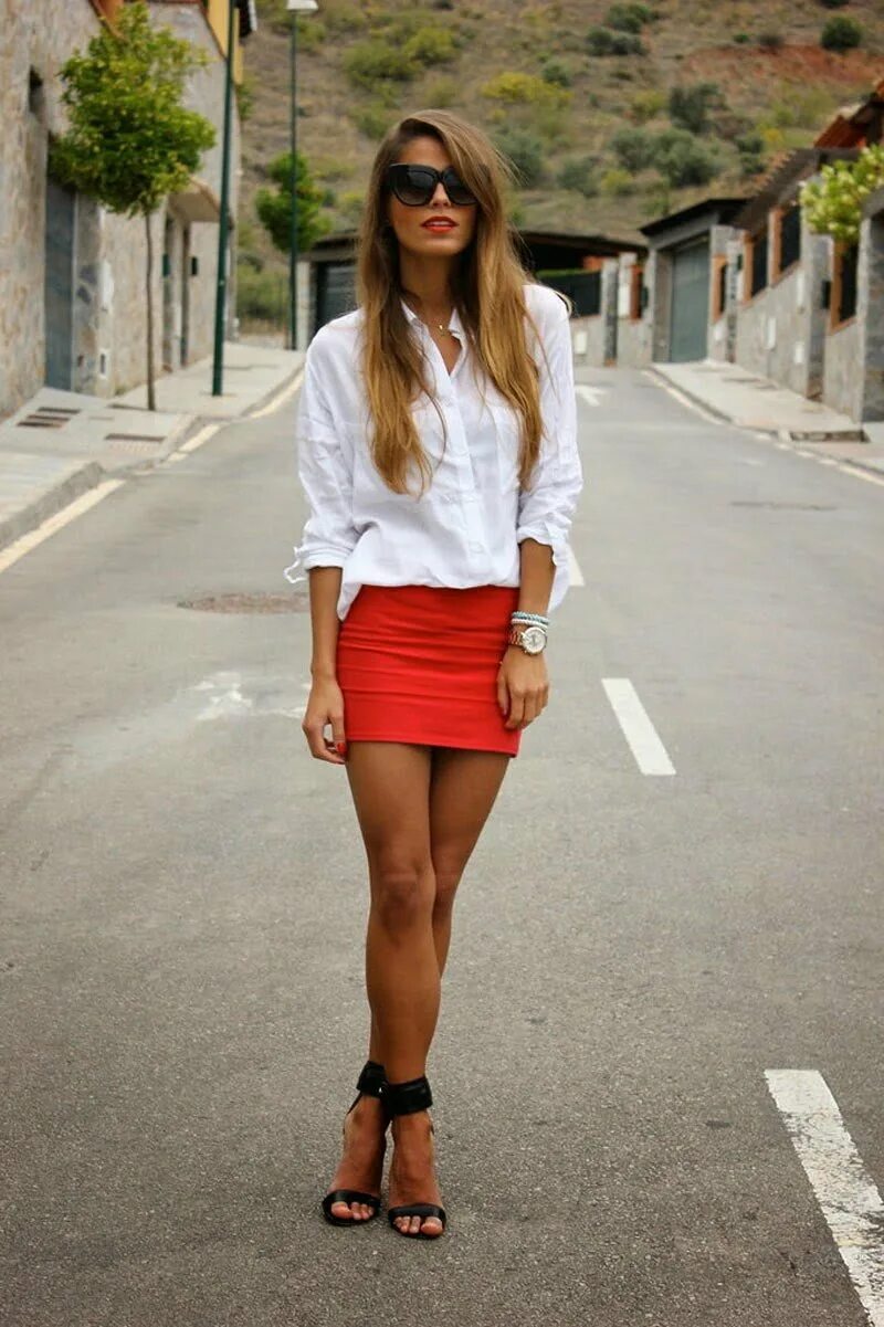 Красная мини юбка. Девушка в белой юбке. Образы с короткой юбкой. Красная короткая юбка.