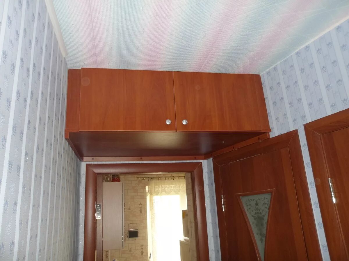 Старые антресоли. Антресоли в прихожей в хрущевке. антресоли над дверью. антресоль в прихожей под потолком. современная антресоль в коридоре под потолком.