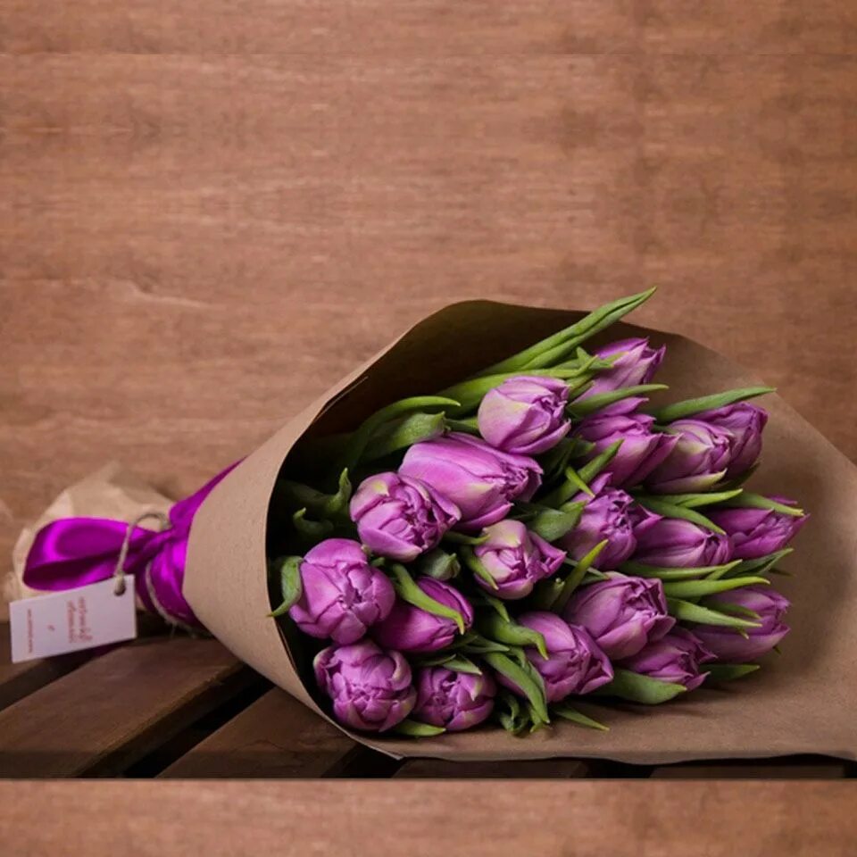 Букет тюльпанов. Фиолетовые тюльпаны букет. Шикарный букет тюльпанов. Стильный букет тюльпанов. Картинка цветы тюльпаны букеты