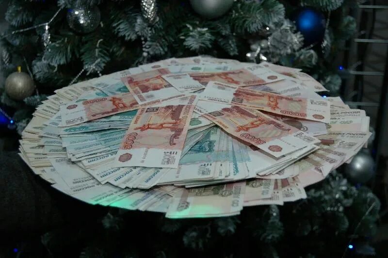 Рубль под новый год. Елка с деньгами. Новогодние деньги.. Деньги под елкой. Новогодняя денежная елка.