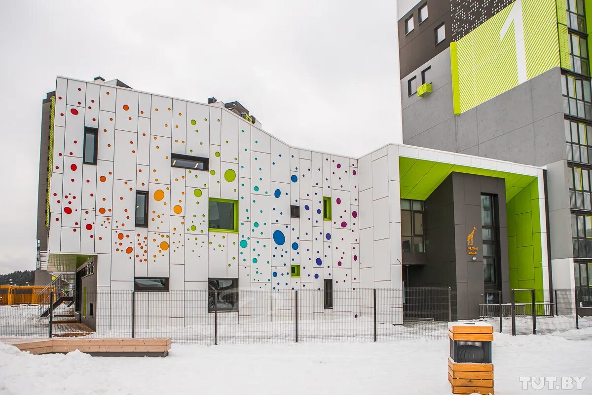 Детский садик фасад. Необычный фасад детского сада. Детские фасад. Фасад детского сада в стиле тетрис. Детский сад фасады современные.