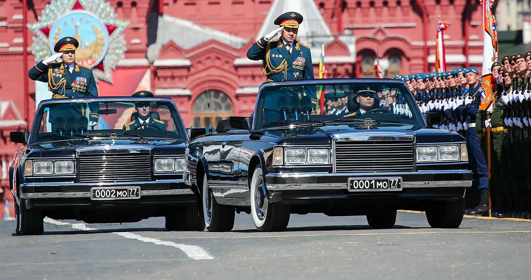 Красная площадь парад авто. Парад Единой России на красной площади. Гламурные москвичи парад. Человек руководящий парадом.