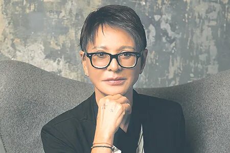 Парта үстінде жалаңаш билеу