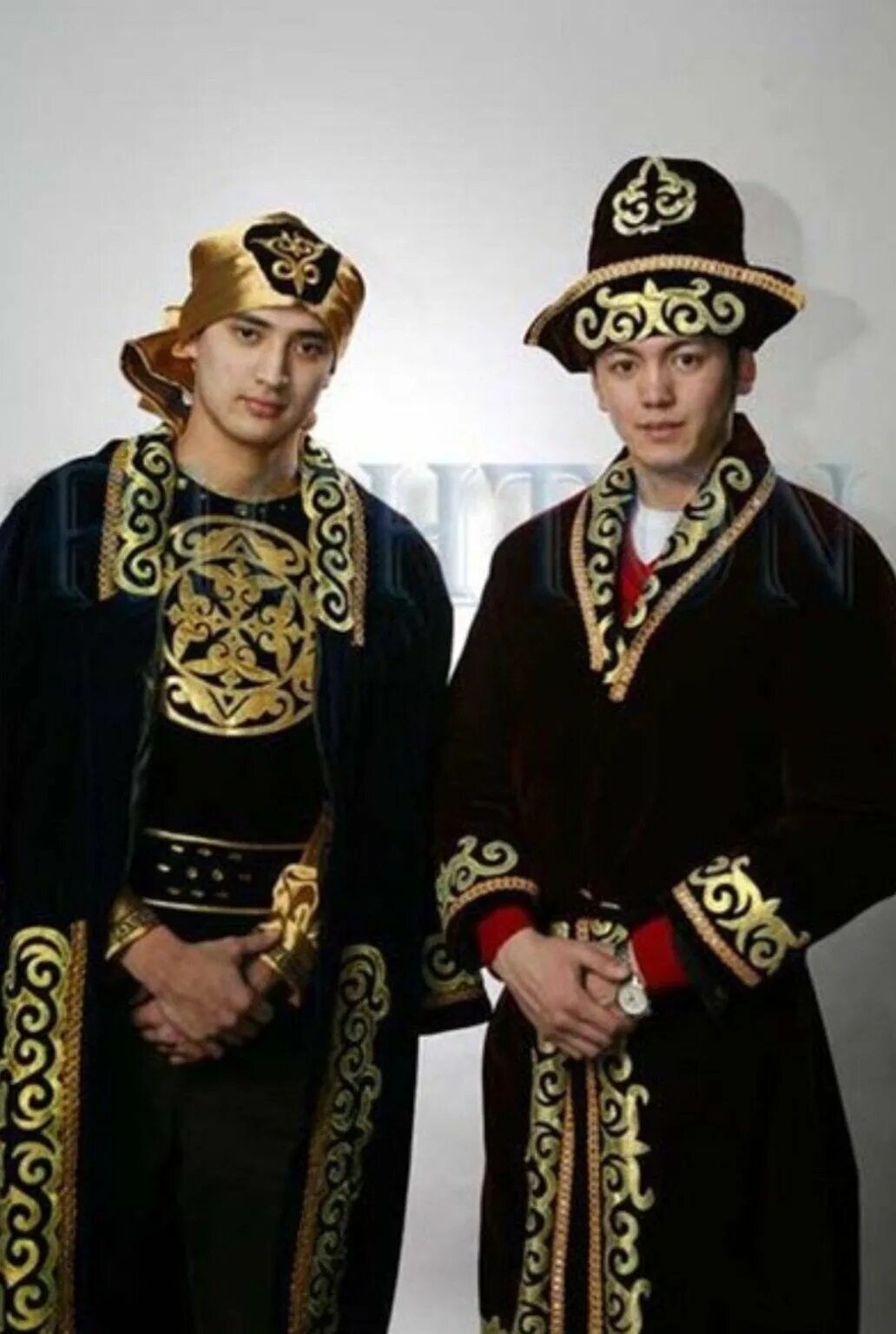 мужской казахский костюм. казахский национальный костюм мужской. шапан певец. мужской казахский костюм. мужской костюм казаха.
