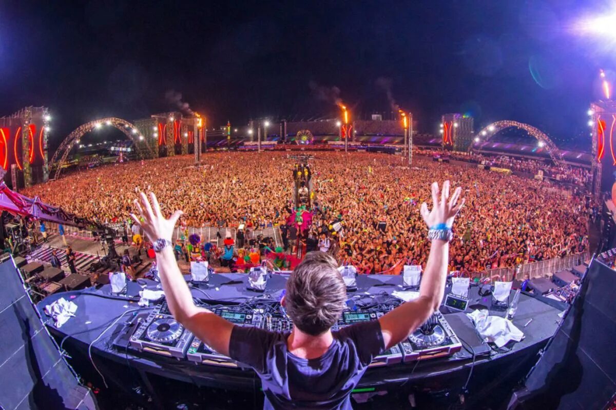 Диджей в клубе. Диджей выступающий. Диджей выступающий. Стойка диджея. Ночной клуб диджей.