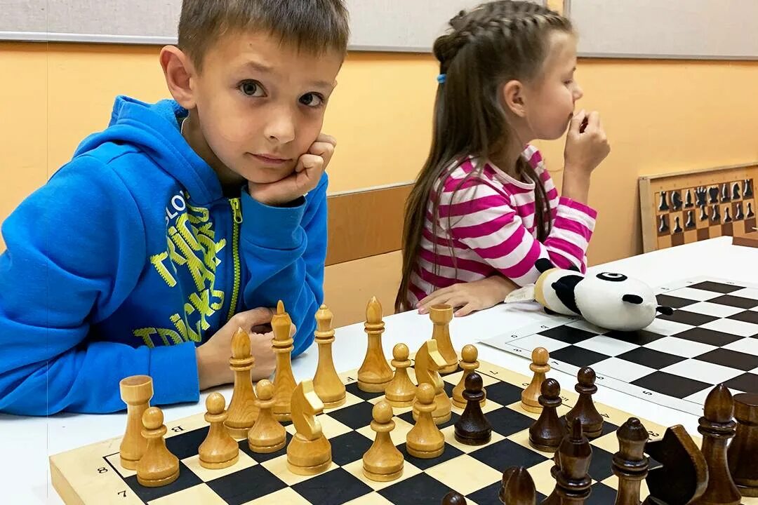 Шахматы для детей. Дети играющие в шахматы. Шахматы для дошкольников. Возраст шахмат. Шахматы в школе.