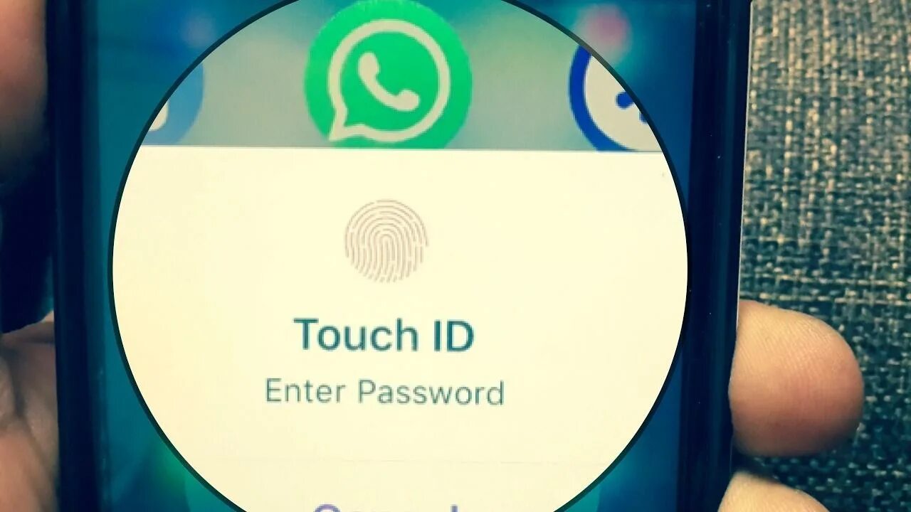 Whatsapp стал белым. Отпечаток на ватсап. Отпечаток пальца на ватсап. Touch ID ватсап. WHATSAPP блокировка отпечатком пальца.