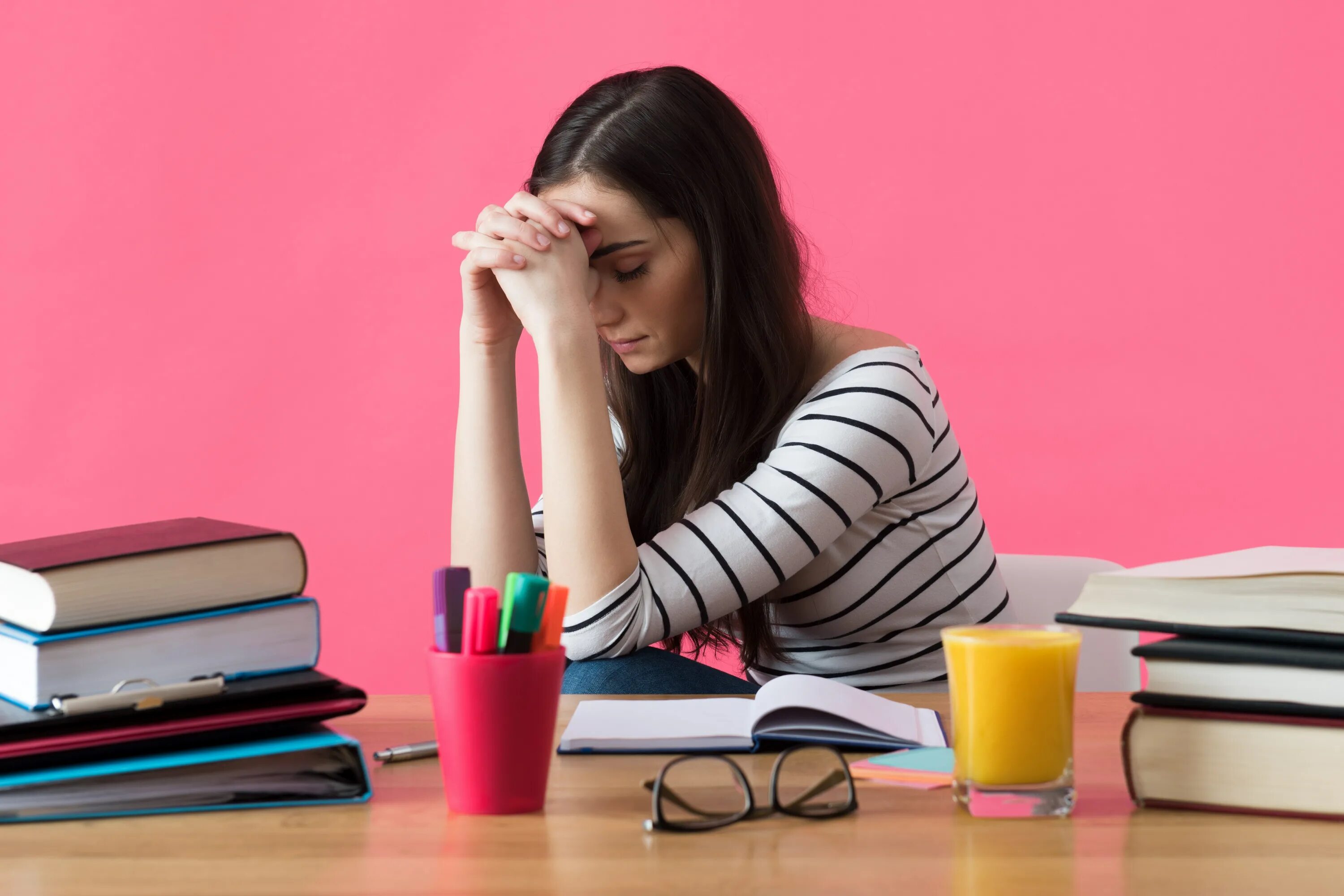 She study for her exams. Профессиональное выгорание картинки. Студентка сидит на столе. Выгорание иллюстрация. Студентка сидит за столом.