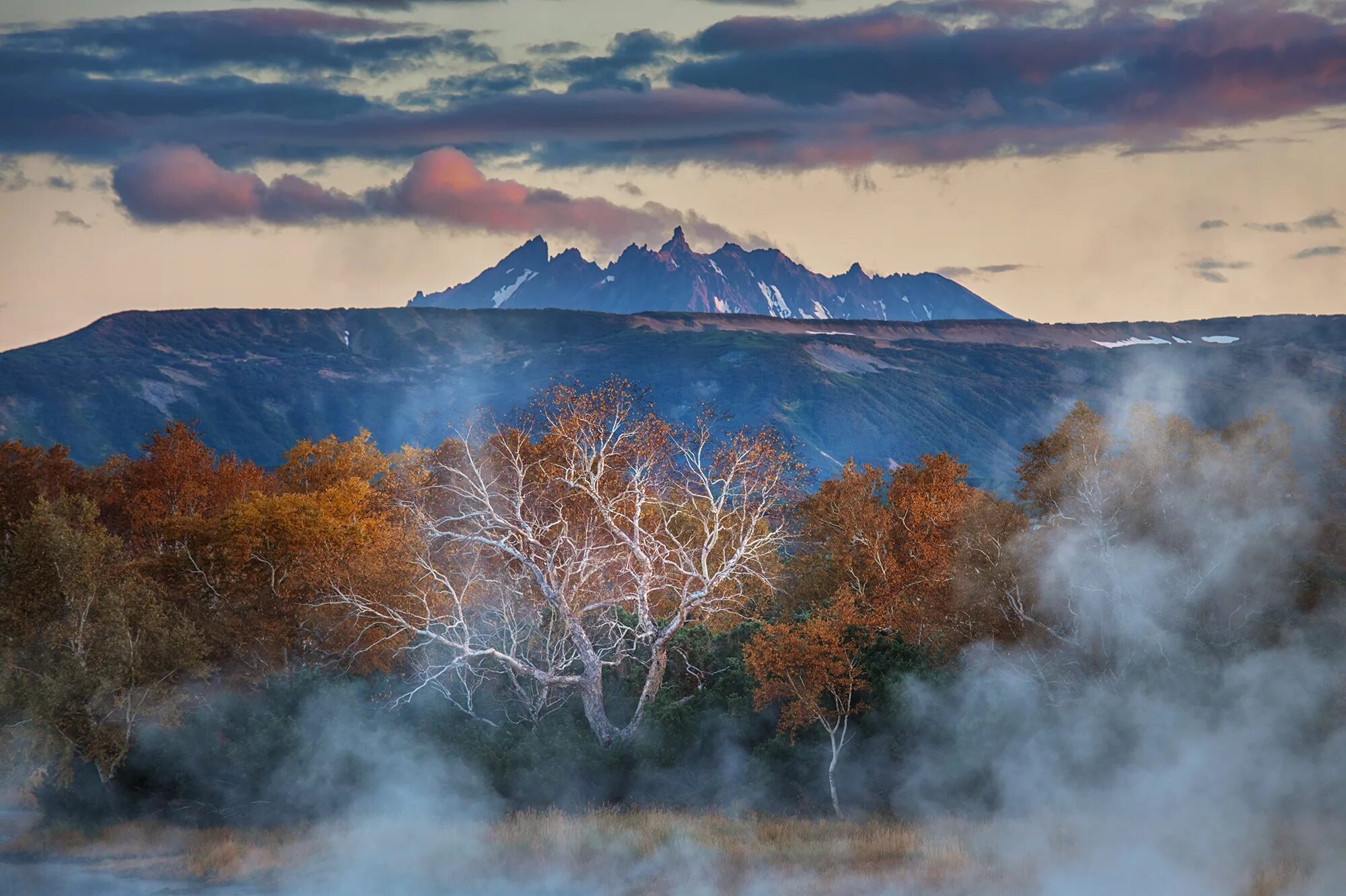 Народы россии. Дальний восток якутия. Образы дальнего востока. Вулканы горы лес камчатка. Долганы эвены эвенки якуты.