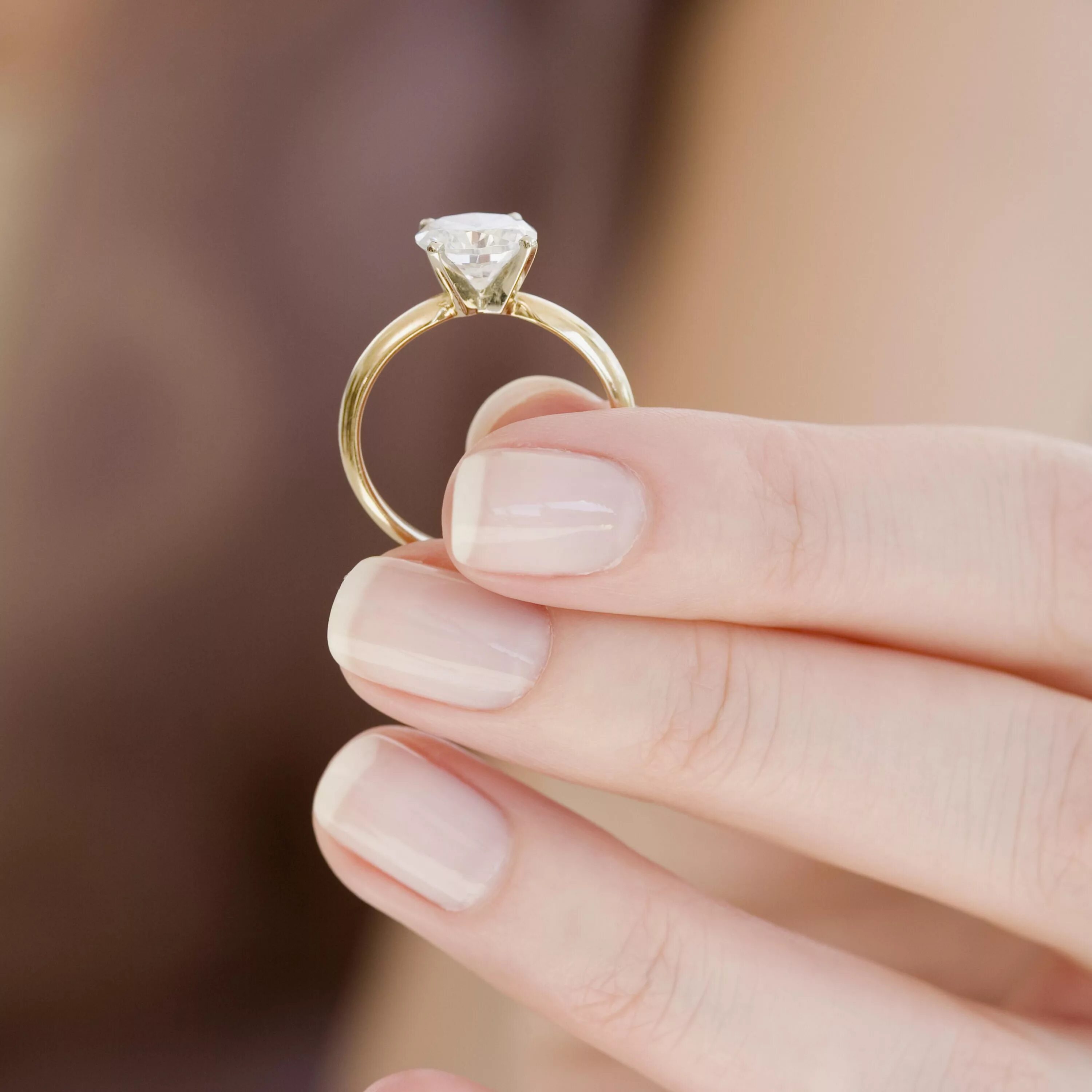 Простое кольцо девушке. Кольцо для Помолвки. Колечко на пальце. Колечко на руке. Красивые кольца для девушек.