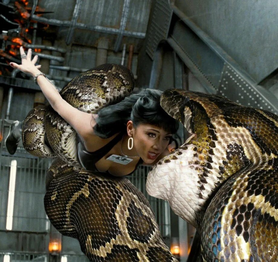 Milla snake. Анаконда питон и женщина. Анаконда Королева змей фильм.