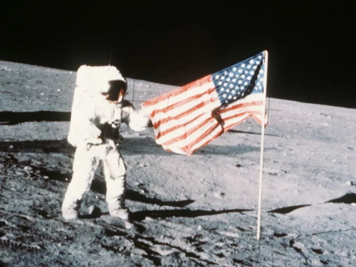 Armstrong on the moon. Нейл Армстронг на Луне.