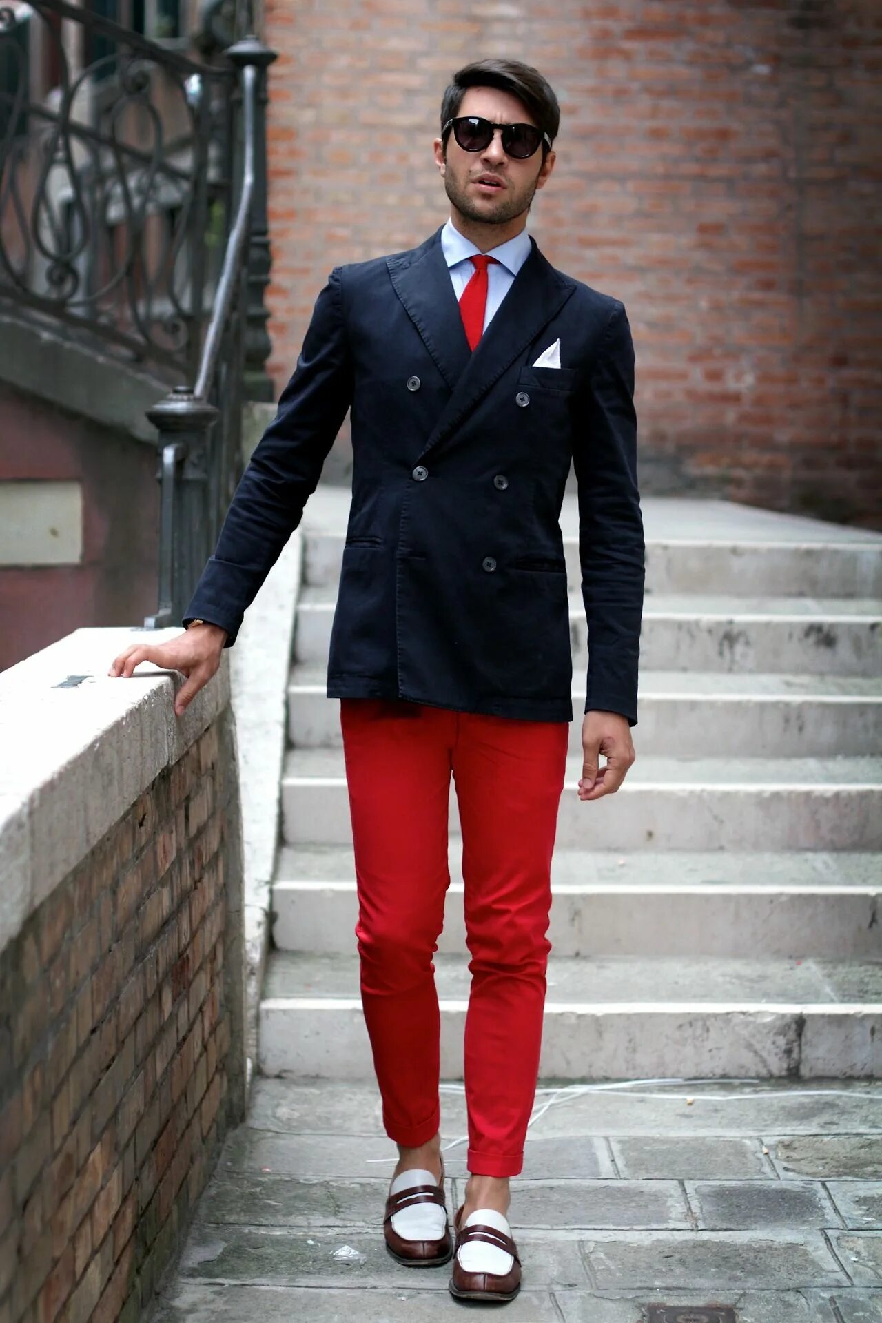стильный образ для мужчины. красный мужской лук. стиль с бордовыми брюками мужские. мужские монки с брюками. мужские образы в одежде.