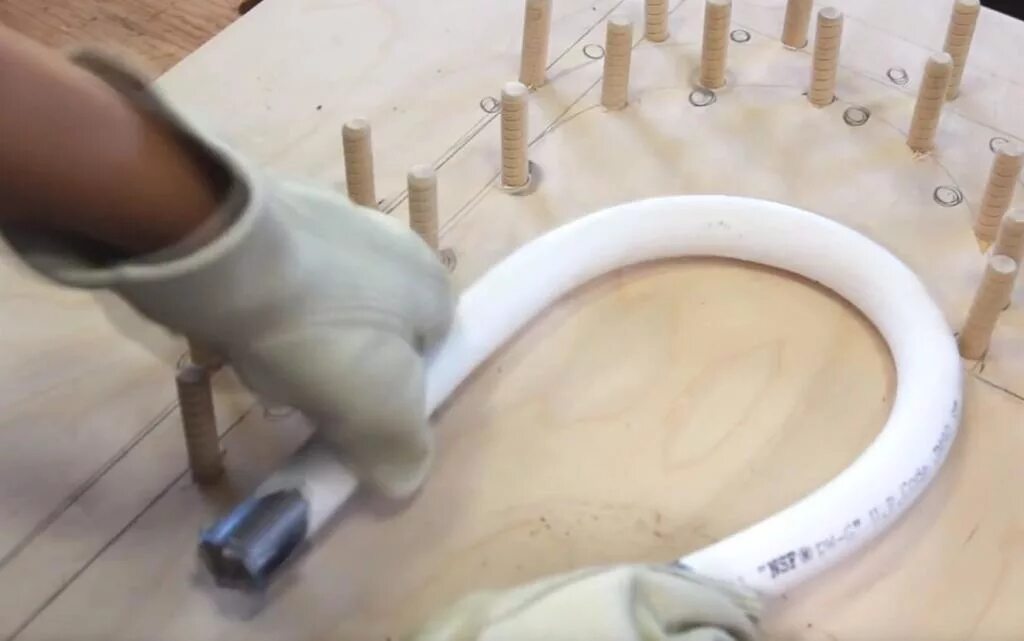 Труба изогнутая пластиковая. Труба полипропиленовая гибкая. Труба пластиковая гнущаяся. Труба пнд 35 мм. Изгиб пнд трубы.