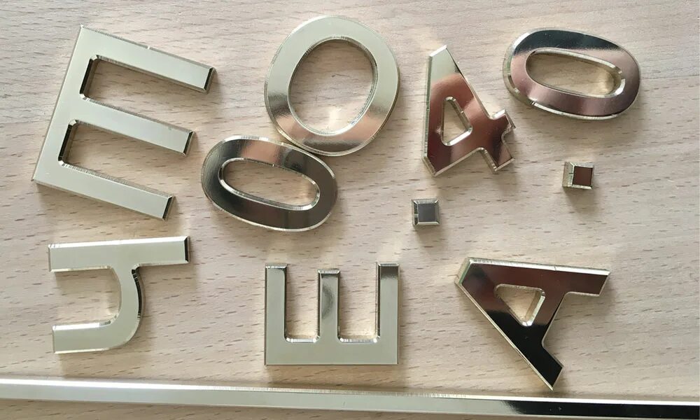 плоские металлические буквы. объемные буквы из нержавеющей стали. буквы из полированного металла. металлические буквы. лазерная резка +нитрид титана.