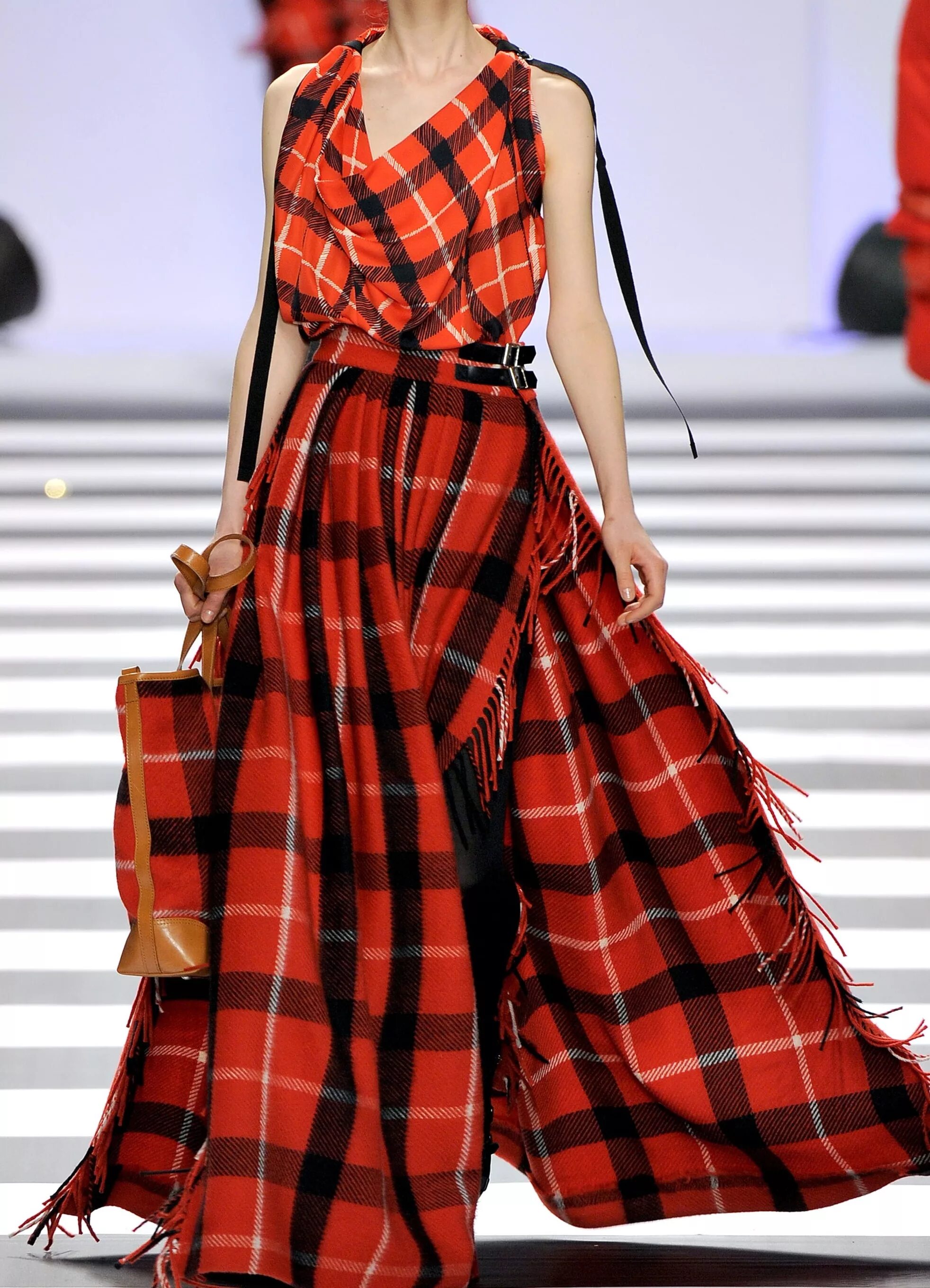 платье в клеточку женское. модные платья клетка 2023. платье в клетку. Marc jacobs 2020 показ. платье миди в клетку виши.