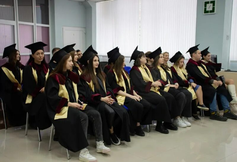 Бакалавр дизайна. Высшее профессиональное образование это. Выпускник бакалавр. Шапка выпускника вуза. Магистры профиля.