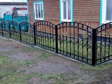 Палисадник перед домом металлические