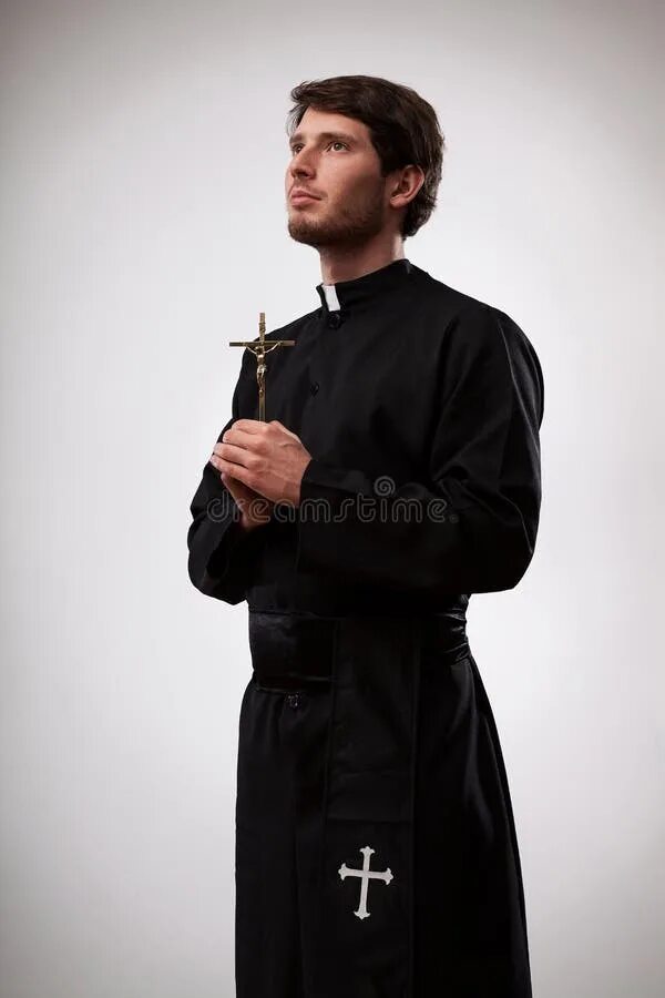 Католический священник. Красивые Католические священники. Священник католик. Священник в полный рост.
