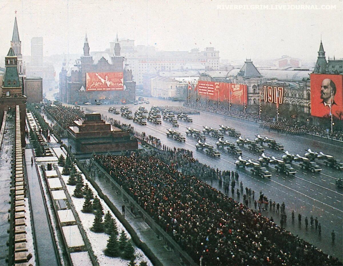 В каком году возник советский союз. Москва Советский Союз красная площадь. Советский Союз сверхдержава. Революции площадь 1980 Москва. Парад на красной площади в Москве Советский Союз.