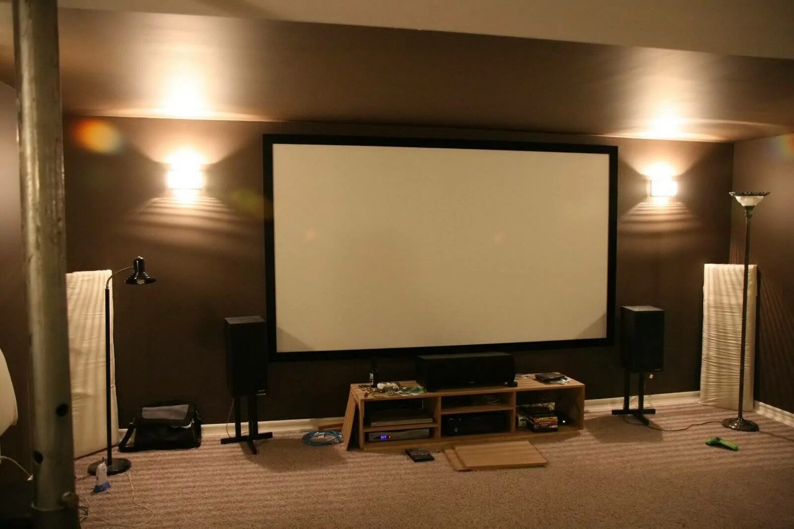 Проектор в домашних условиях. Экран для проектора 3000х2000. Домашний кинотеатр с проектором и экраном. Комната с экраном для проектора. Экран для проектора на стене.