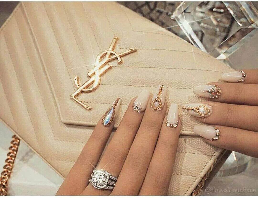 Золотой маникюр. Шикарный маникюр на длинные ногти. Самый дорогой маникюр. Шикарные ногти. Свадебный маникюр миндаль для невесты.