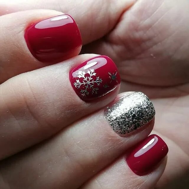 новогодний маникюр красный со снежинками. красный новогодний колпак на ногтях. красный маникюр с золотой елкой. маникюр с золотистыми снежинками. красный маникюр с блёстками.