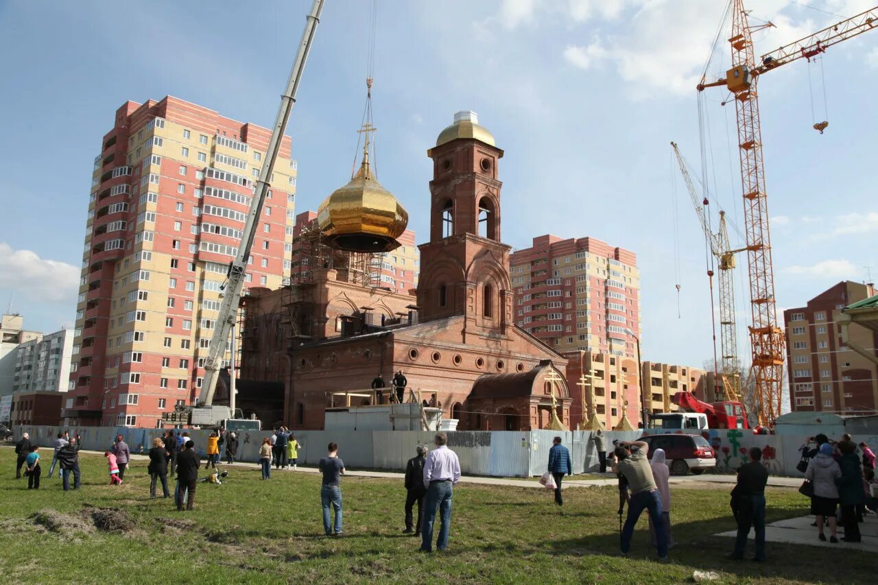 Тобольск 10 микр церковь вознесенская. Тобольск 10 микрорайон церковь. Вознесенский храм тобольск первая служба. Тобольск храм 10 микрорайон. Храм вознесения господня тобольск.