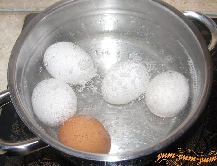 Яйцо треснуло при варке. Чтобы яйца не лопались при варке. Треснули яйца при варке на Пасху. Черные с блестками яйца при варке. Почему лопаются яйца